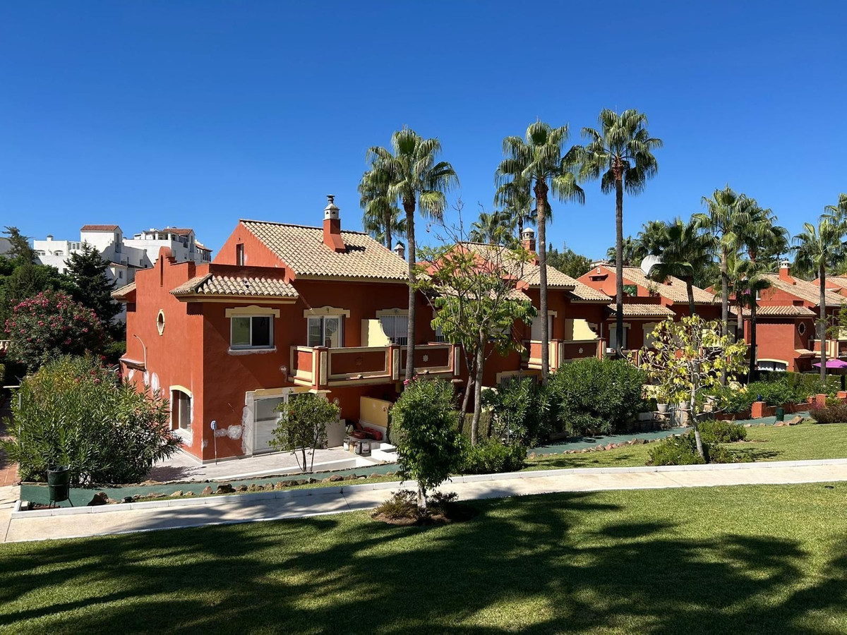 4 Bed Townhouse for sale in Benahavís Costa Del Sol, Málaga, Spain