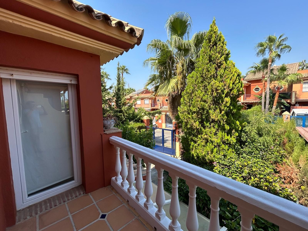 4 Bed Townhouse for sale in Benahavís Costa Del Sol, Málaga, Spain