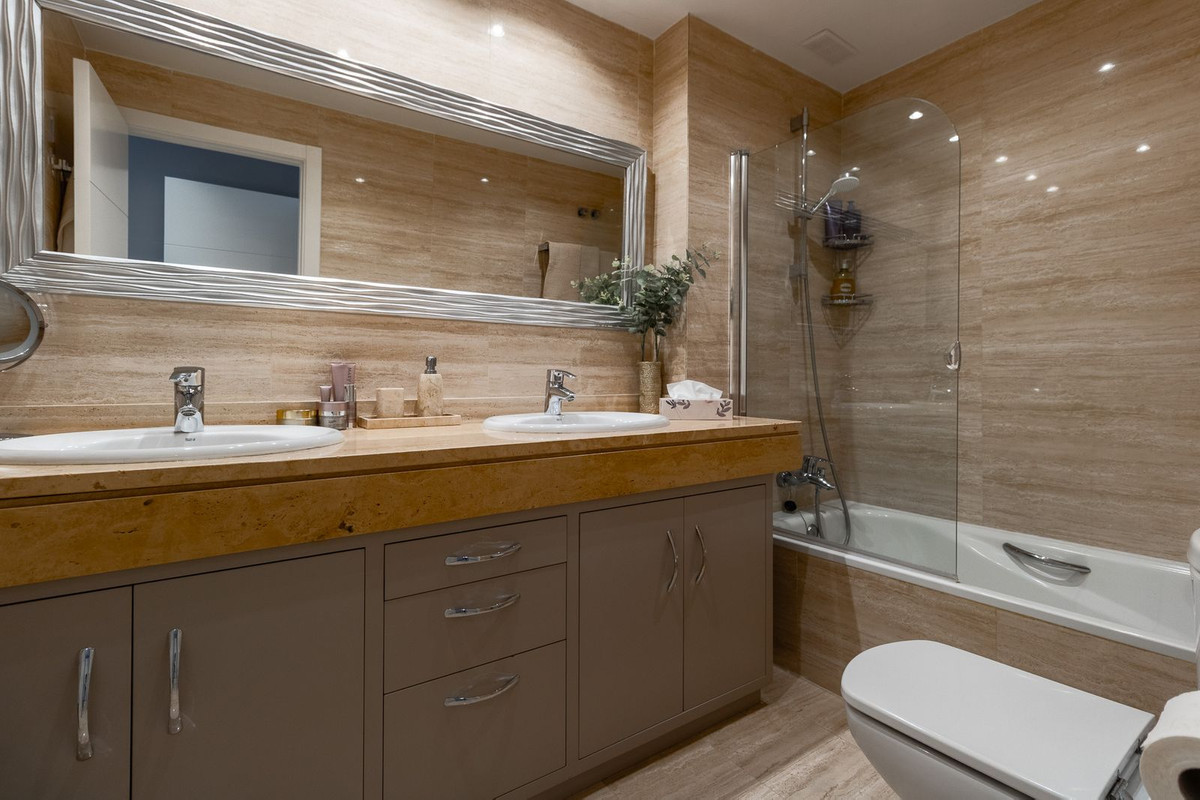 Se vende Apartamento Planta Media de 2 dormitorios en Costa Del Sol, Málaga, España