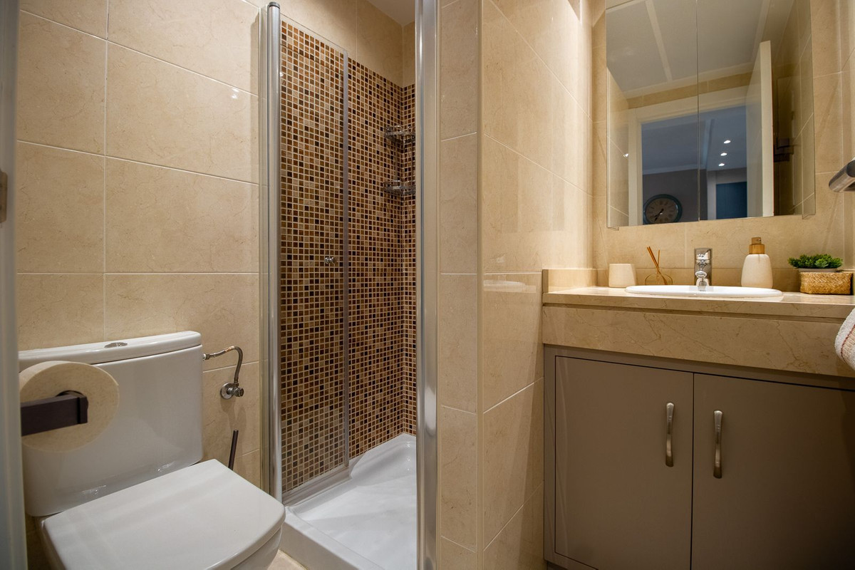 Se vende Apartamento Planta Media de 2 dormitorios en Costa Del Sol, Málaga, España