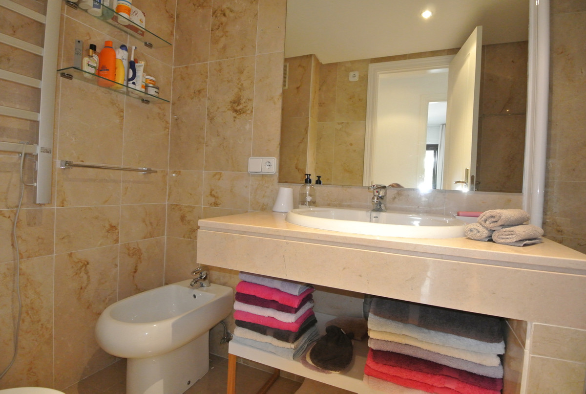 Se vende Apartamento Planta Media de 2 dormitorios en Costa Del Sol, Málaga, España