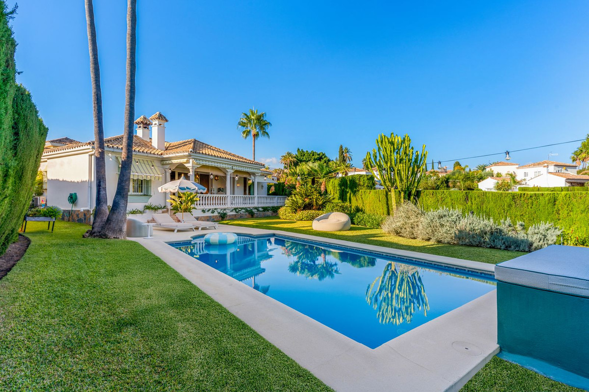 3 Bed Townhouse for sale in El Paraiso Costa Del Sol, Málaga, Spain