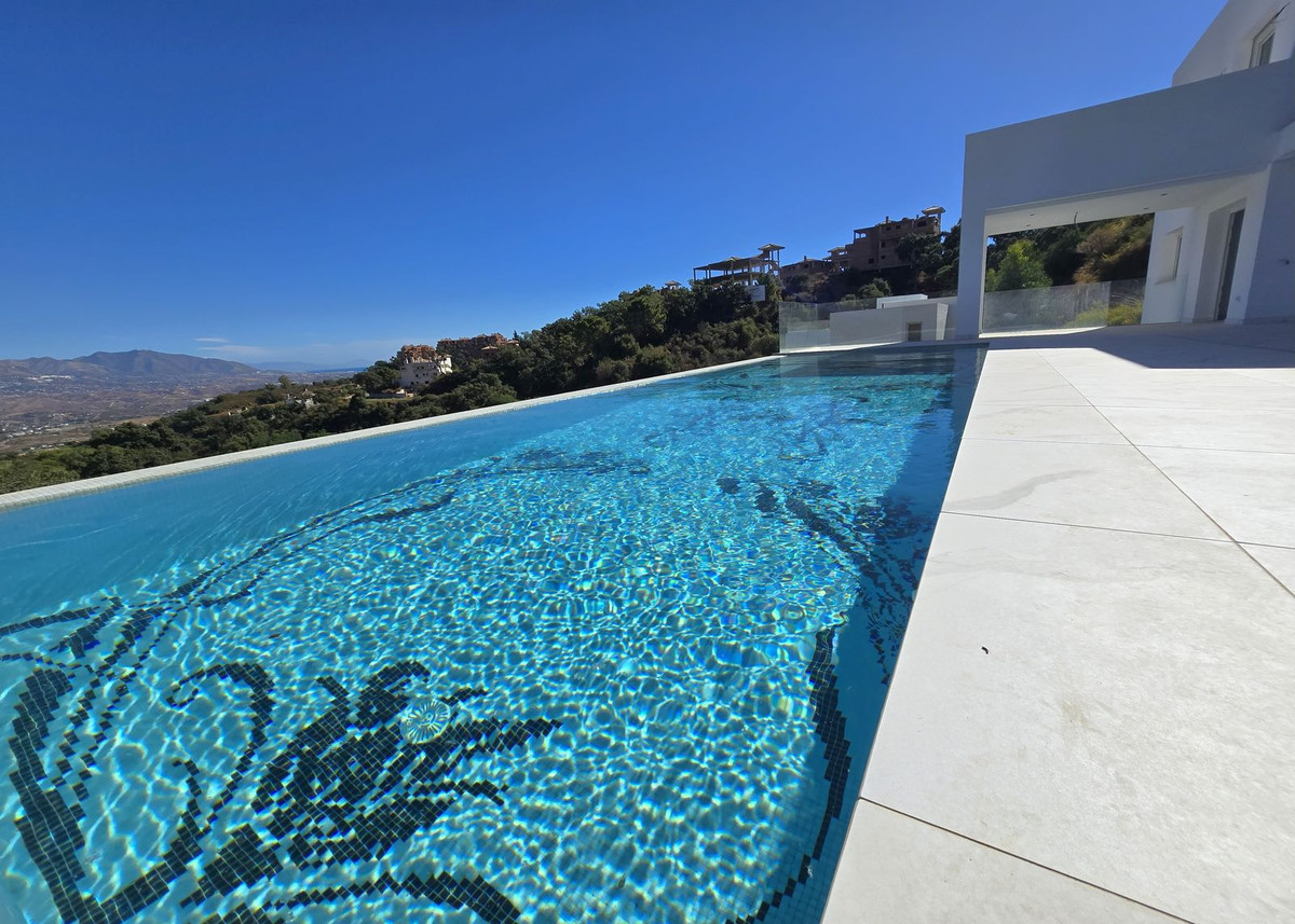 4 Bed Townhouse for sale in La Mairena Costa Del Sol, Málaga, Spain