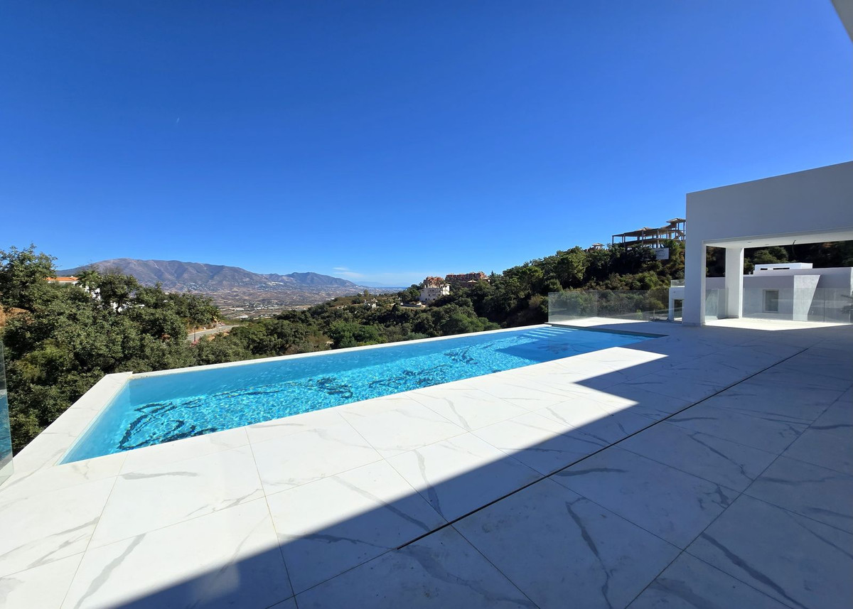 4 Bed Townhouse for sale in La Mairena Costa Del Sol, Málaga, Spain