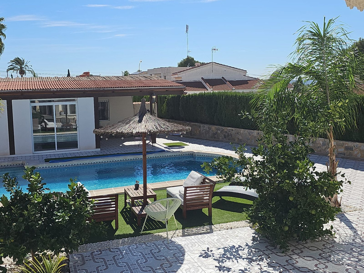 Se vende Villa - Chalet de 4 dormitorios en Costa Blanca, Alicante, España