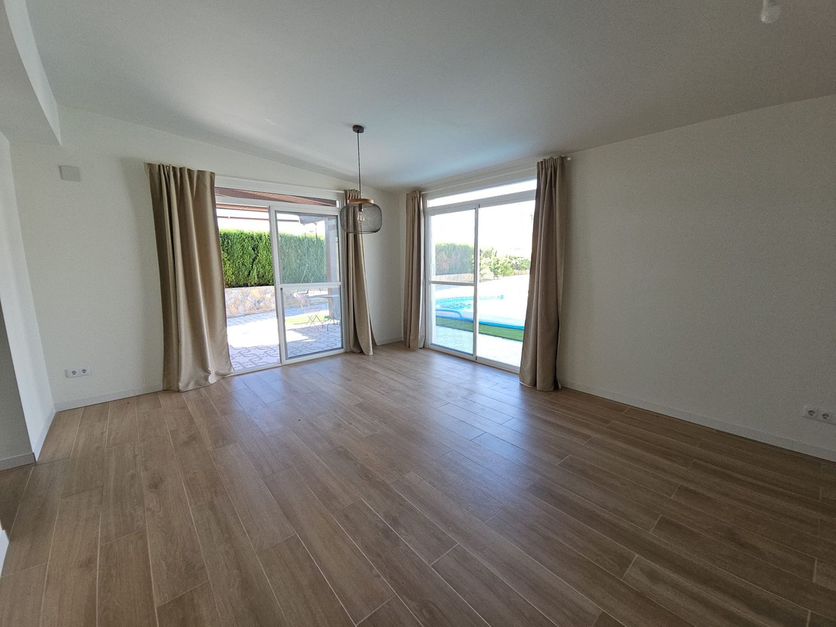 Se vende Villa - Chalet de 4 dormitorios en Costa Blanca, Alicante, España