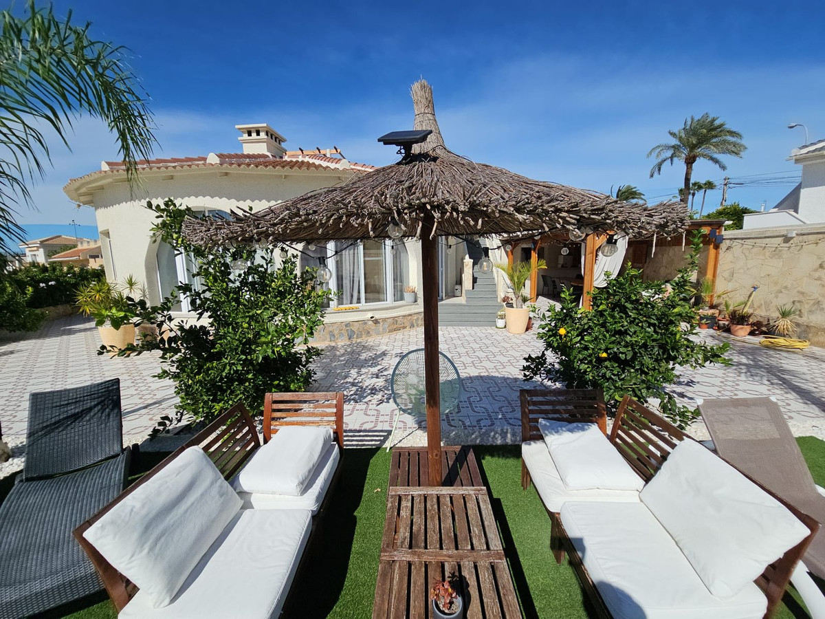 Se vende Villa - Chalet de 4 dormitorios en Costa Blanca, Alicante, España