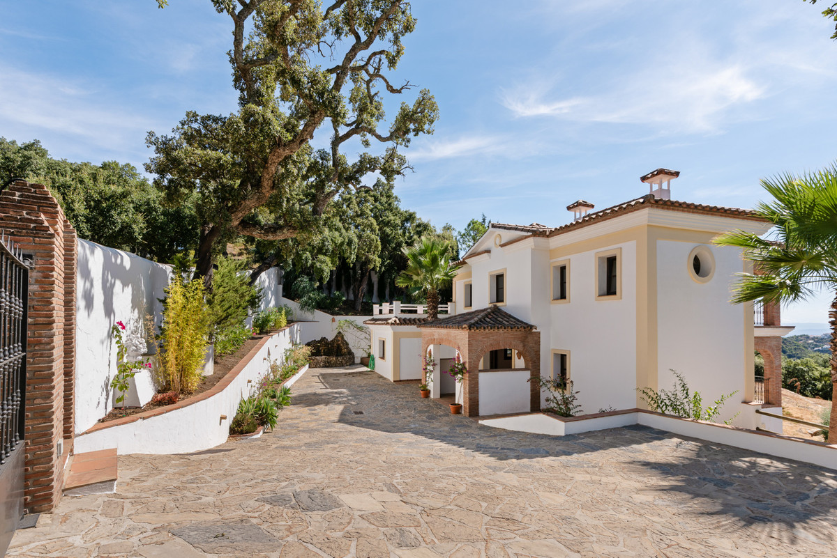 4 Bed Townhouse for sale in Casares Costa Del Sol, Málaga, Spain