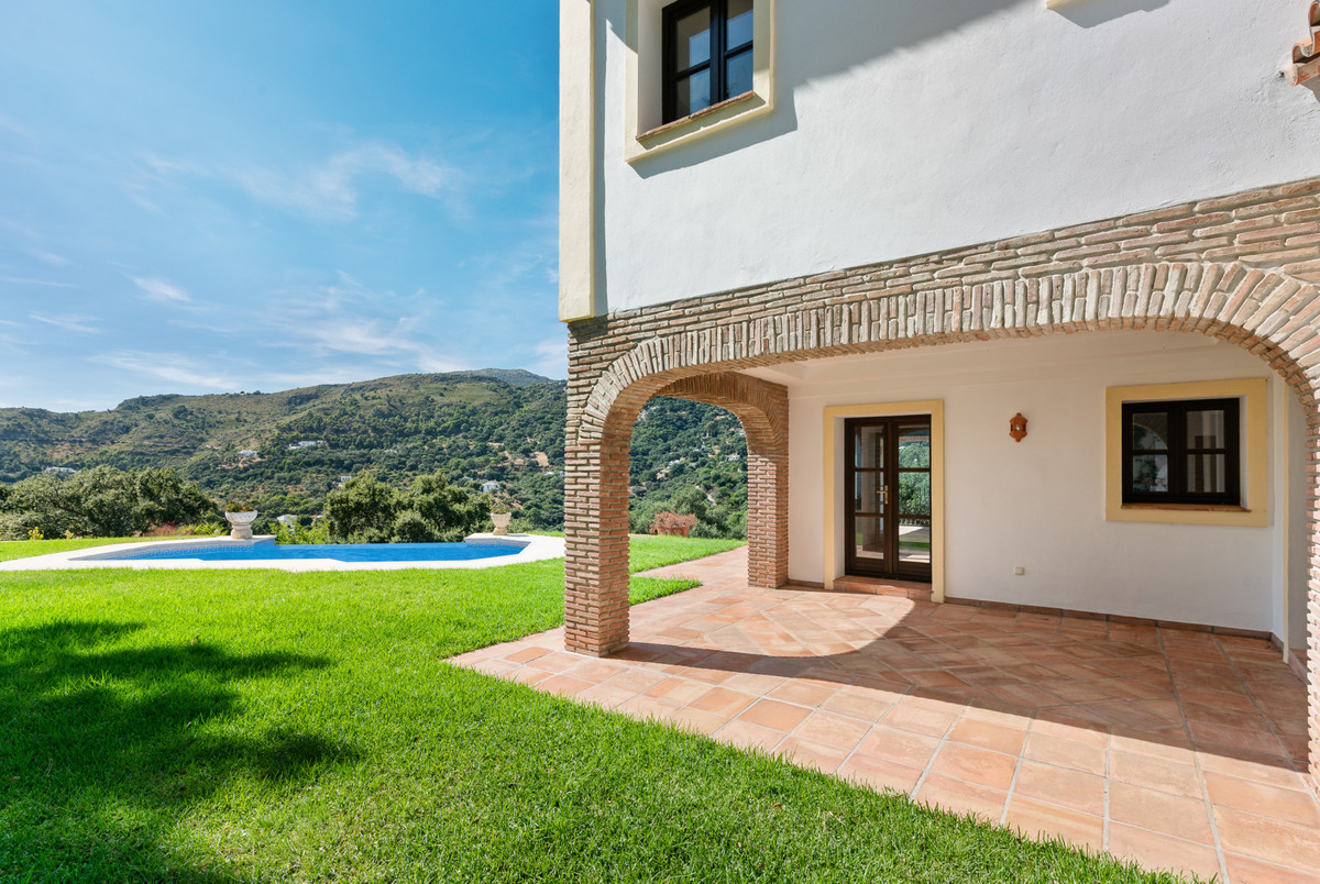 4 Bed Townhouse for sale in Casares Costa Del Sol, Málaga, Spain