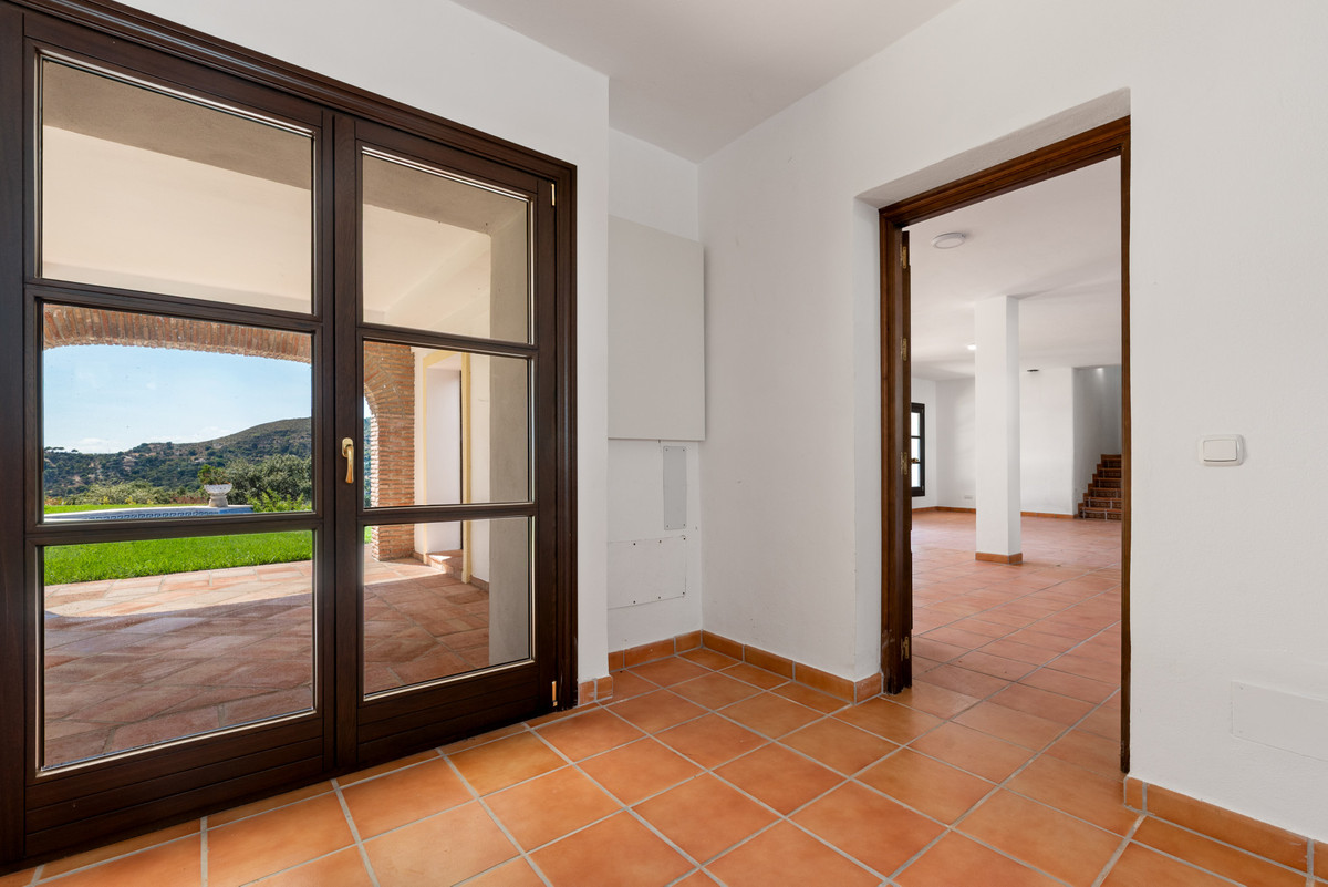 4 Bed Townhouse for sale in Casares Costa Del Sol, Málaga, Spain