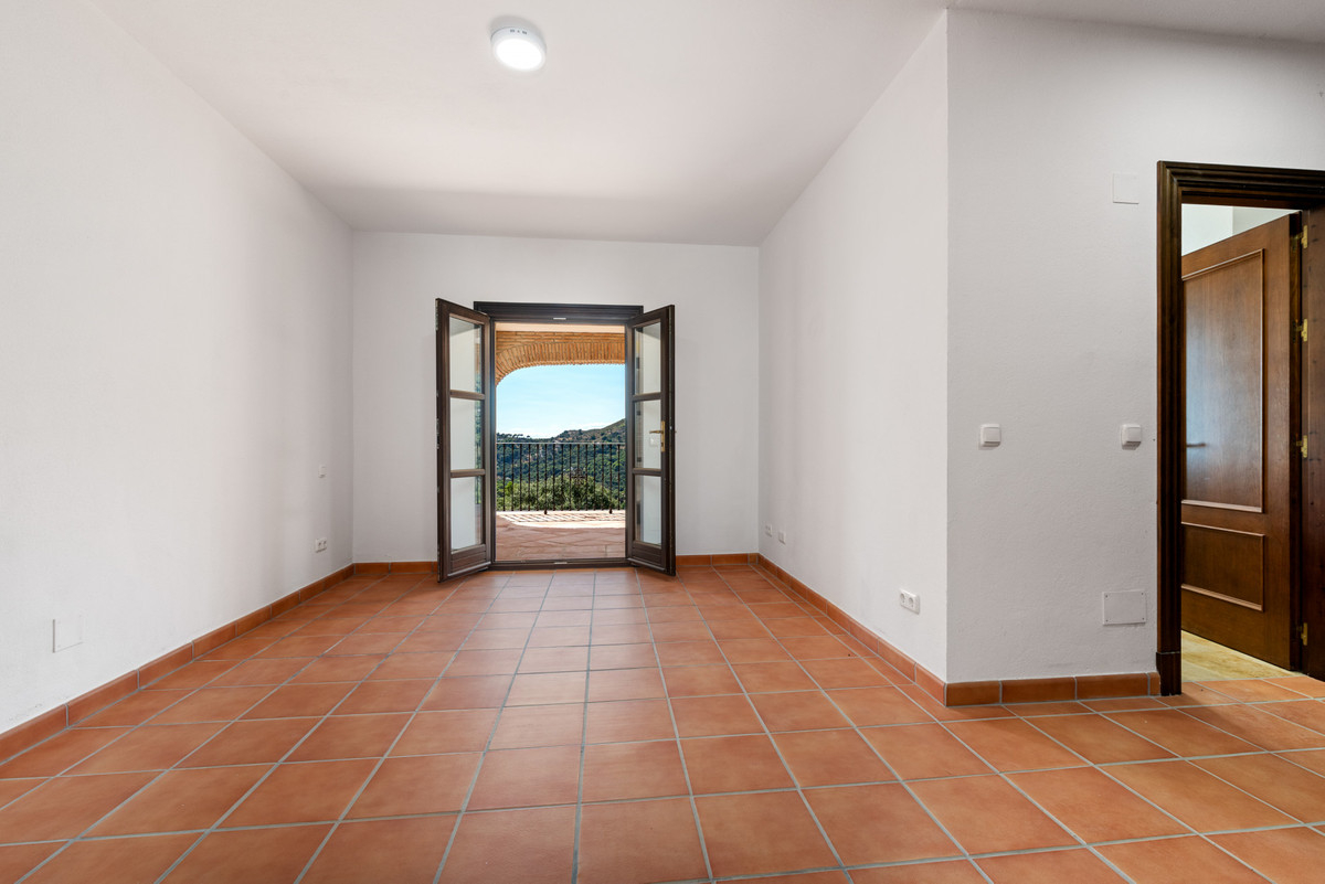 4 Bed Townhouse for sale in Casares Costa Del Sol, Málaga, Spain