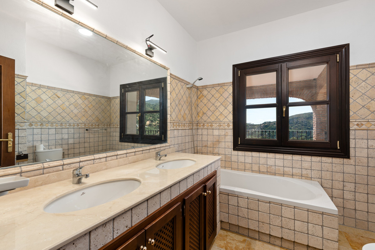 4 Bed Townhouse for sale in Casares Costa Del Sol, Málaga, Spain