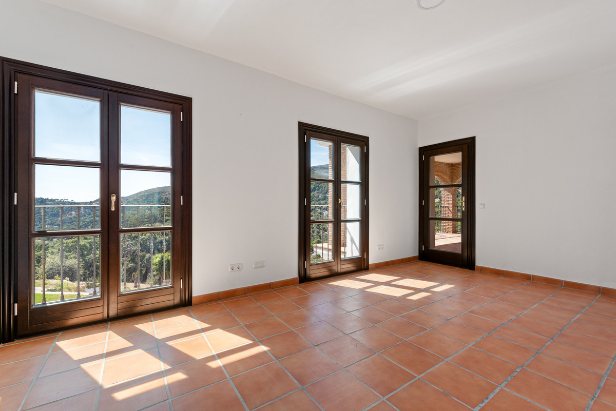 4 Bed Townhouse for sale in Casares Costa Del Sol, Málaga, Spain