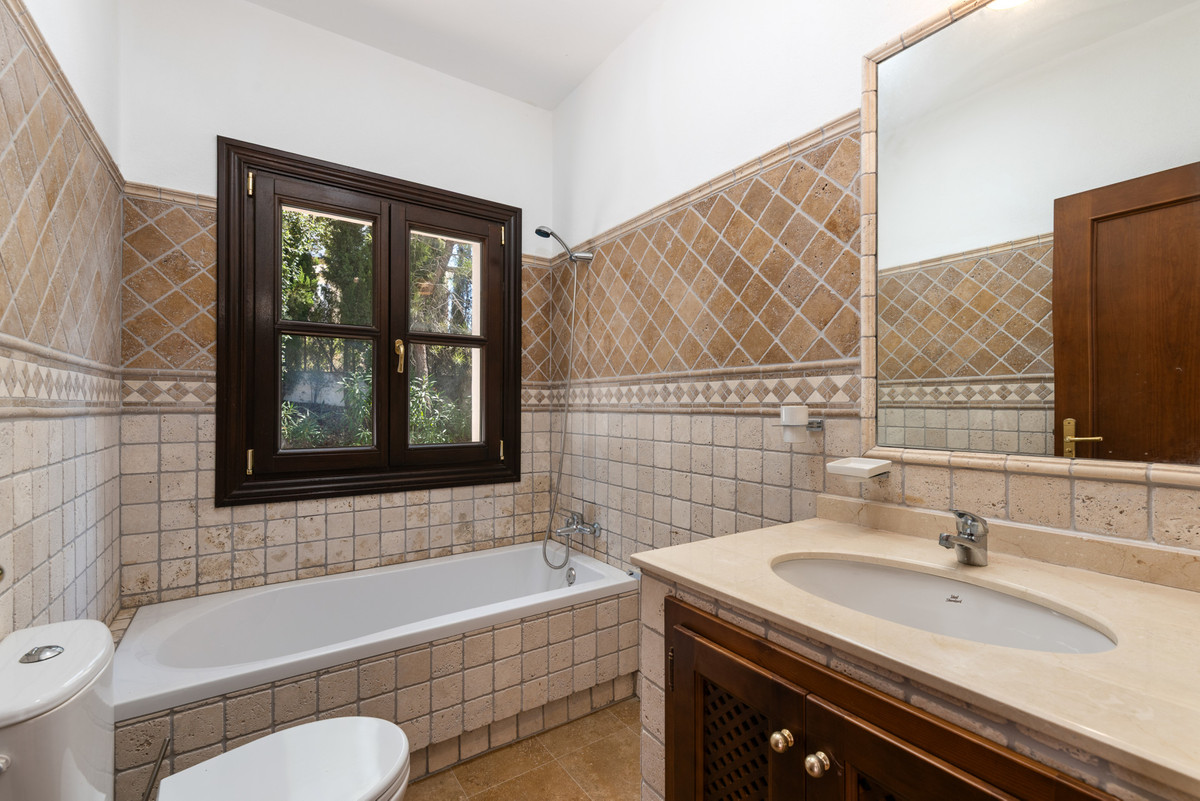 4 Bed Townhouse for sale in Casares Costa Del Sol, Málaga, Spain