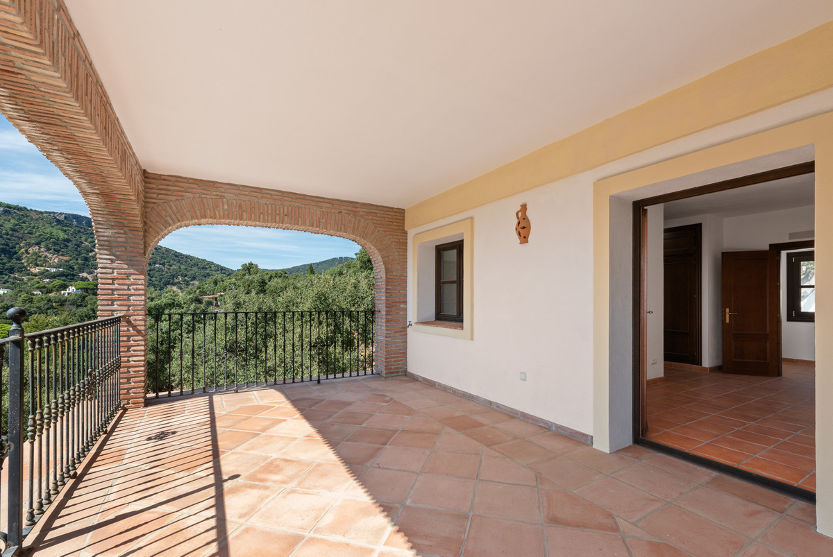 4 Bed Townhouse for sale in Casares Costa Del Sol, Málaga, Spain