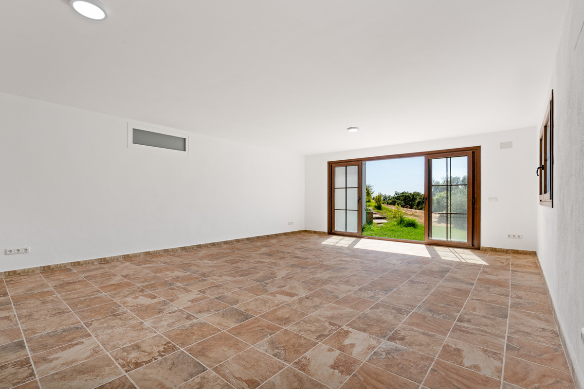 4 Bed Townhouse for sale in Casares Costa Del Sol, Málaga, Spain