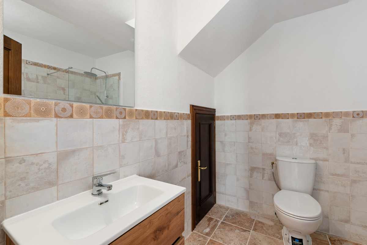 4 Bed Townhouse for sale in Casares Costa Del Sol, Málaga, Spain