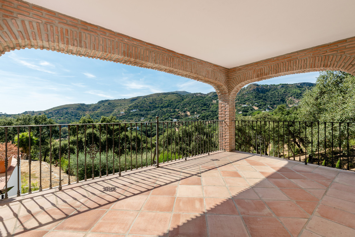 4 Bed Townhouse for sale in Casares Costa Del Sol, Málaga, Spain