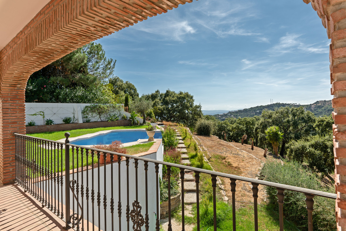 4 Bed Townhouse for sale in Casares Costa Del Sol, Málaga, Spain