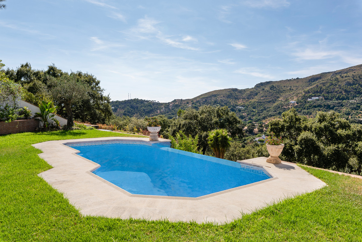 4 Bed Townhouse for sale in Casares Costa Del Sol, Málaga, Spain