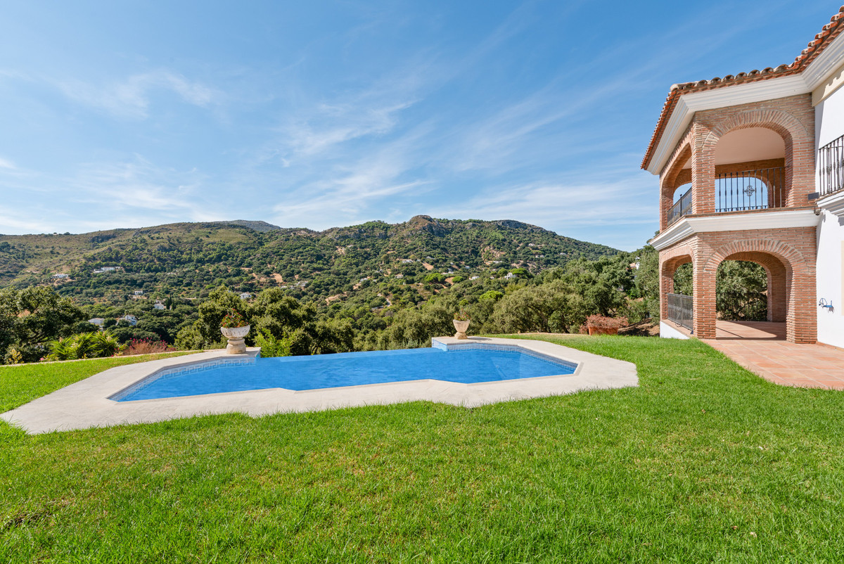 4 Bed Townhouse for sale in Casares Costa Del Sol, Málaga, Spain