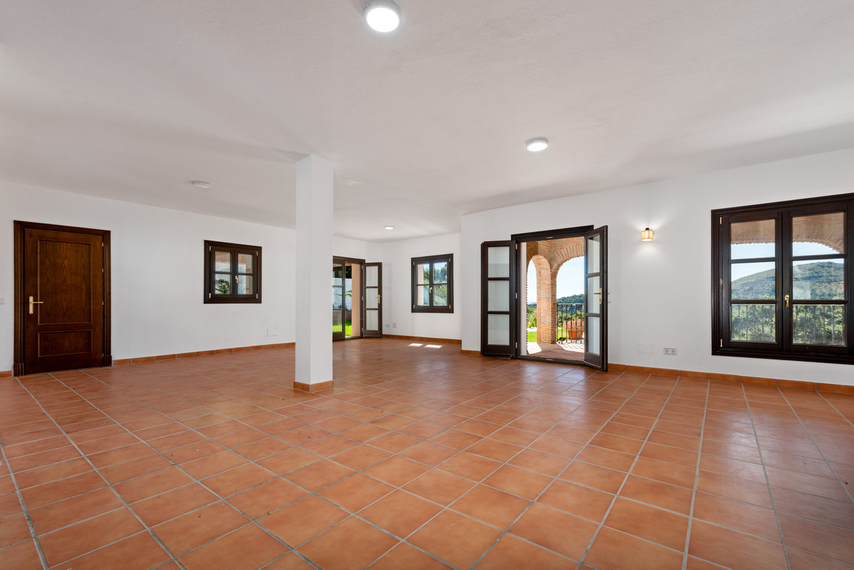 4 Bed Townhouse for sale in Casares Costa Del Sol, Málaga, Spain