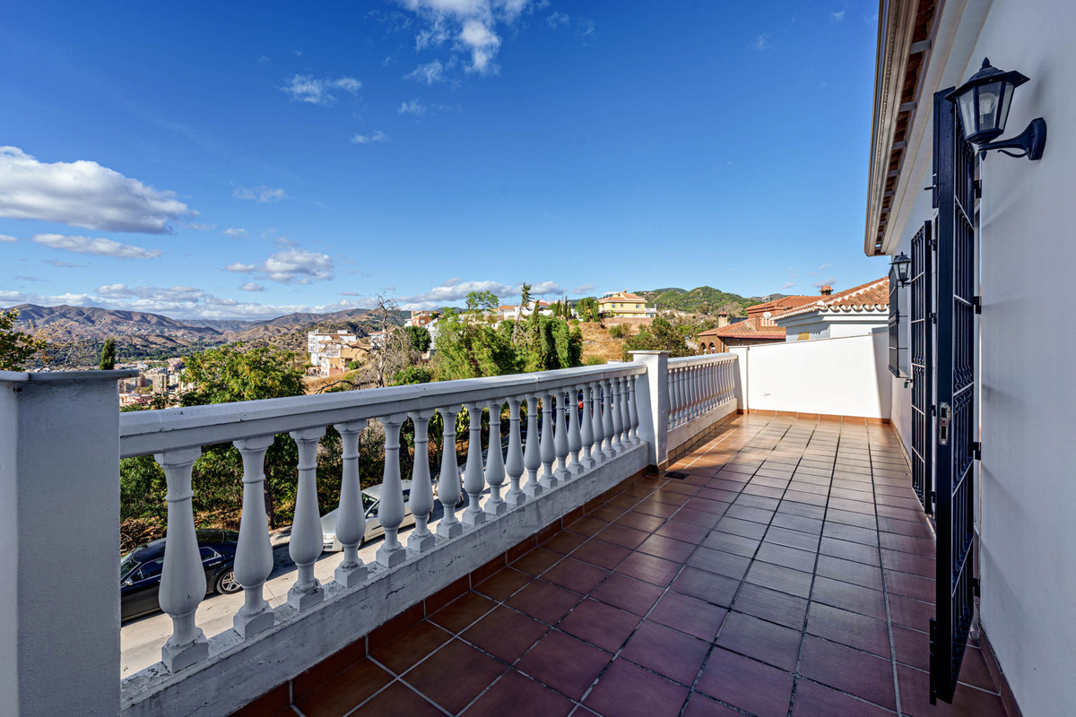 Se vende Villa - Chalet de 3 dormitorios en Málaga Ciudad, Málaga, España