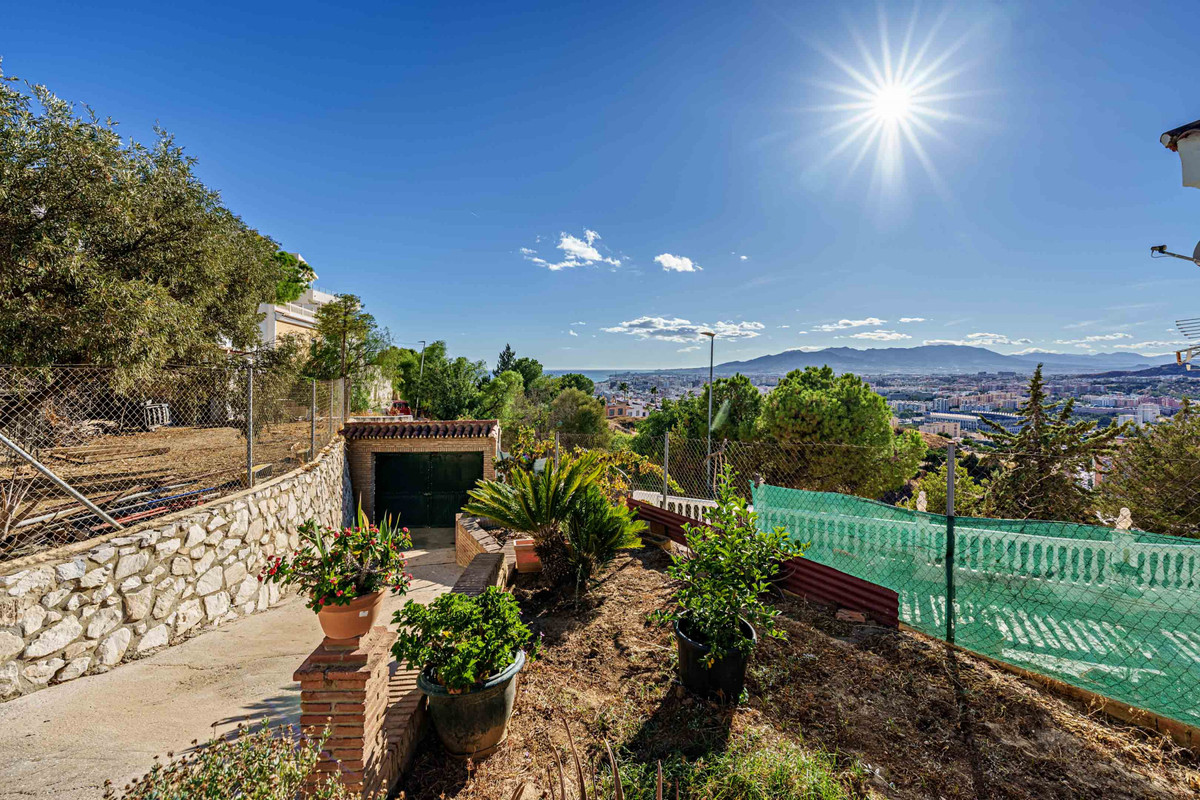 Se vende Villa - Chalet de 3 dormitorios en Málaga Ciudad, Málaga, España