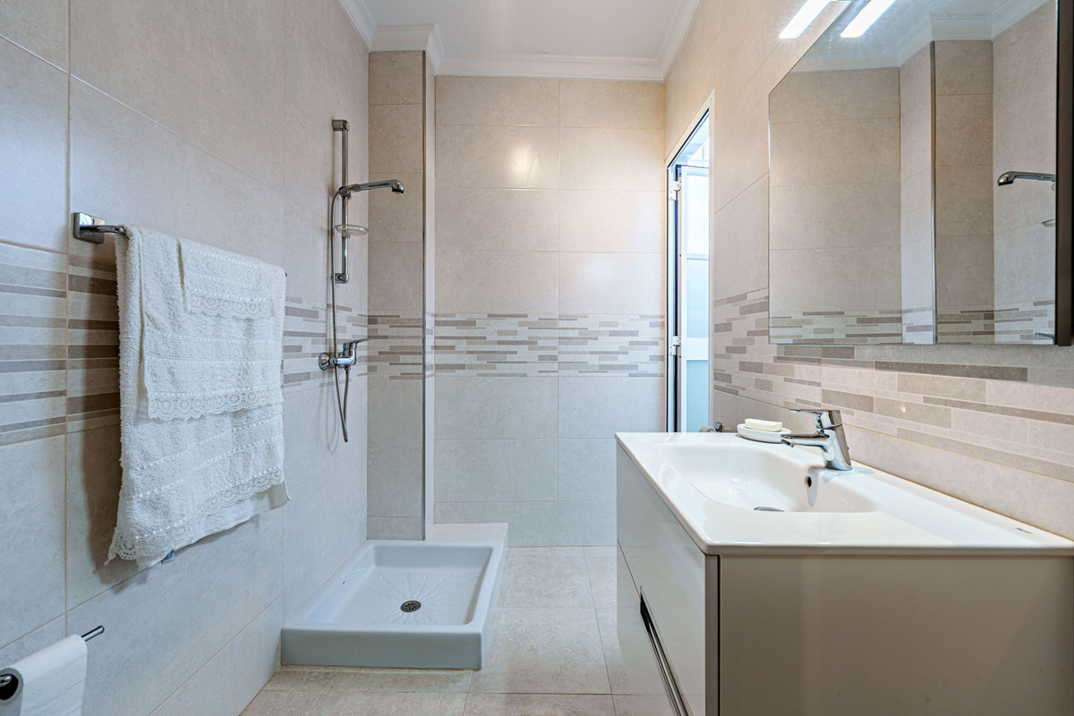 Se vende Villa - Chalet de 3 dormitorios en Málaga Ciudad, Málaga, España
