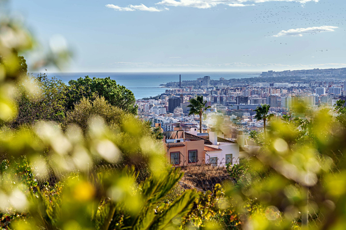 Se vende Villa - Chalet de 3 dormitorios en Málaga Ciudad, Málaga, España