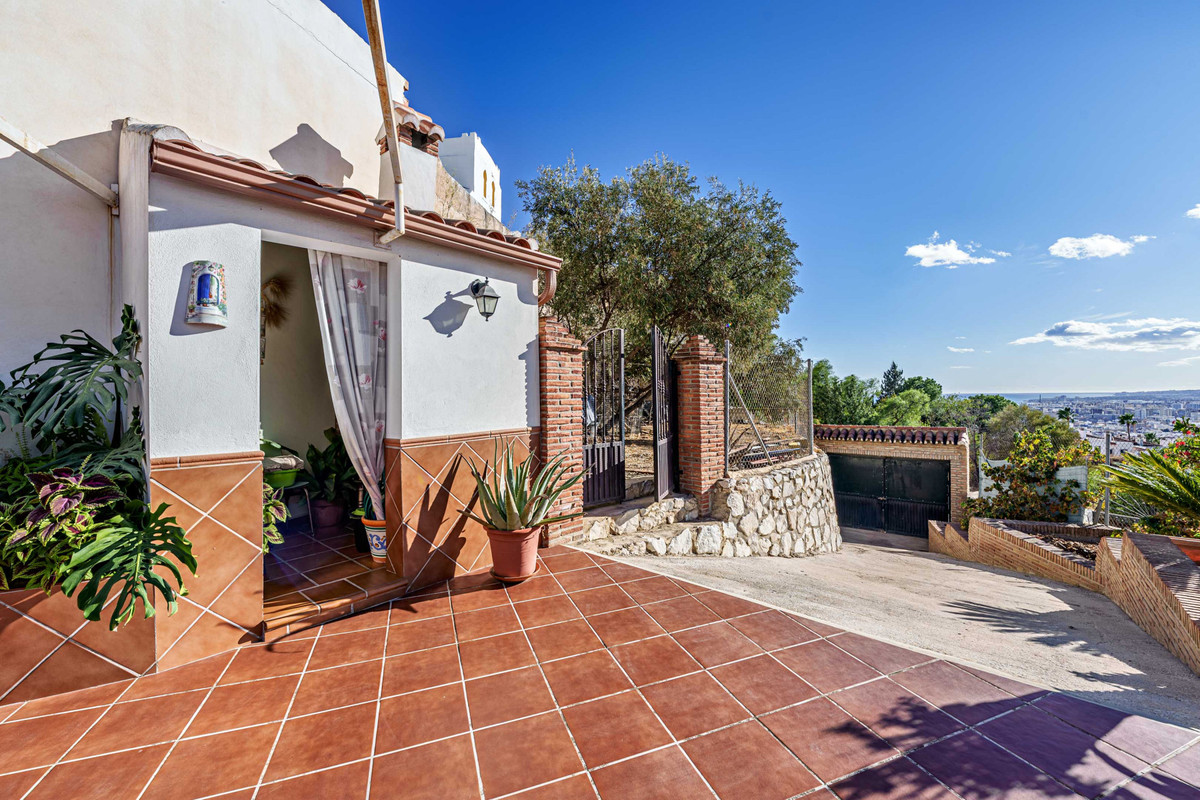 Se vende Villa - Chalet de 3 dormitorios en Málaga Ciudad, Málaga, España