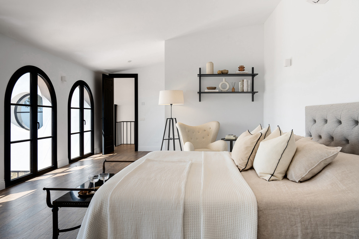 5 Bed Townhouse for sale in Casares Costa Del Sol, Málaga, Spain