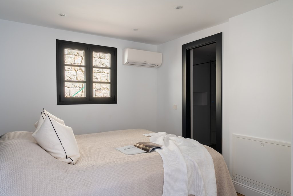 5 Bed Townhouse for sale in Casares Costa Del Sol, Málaga, Spain