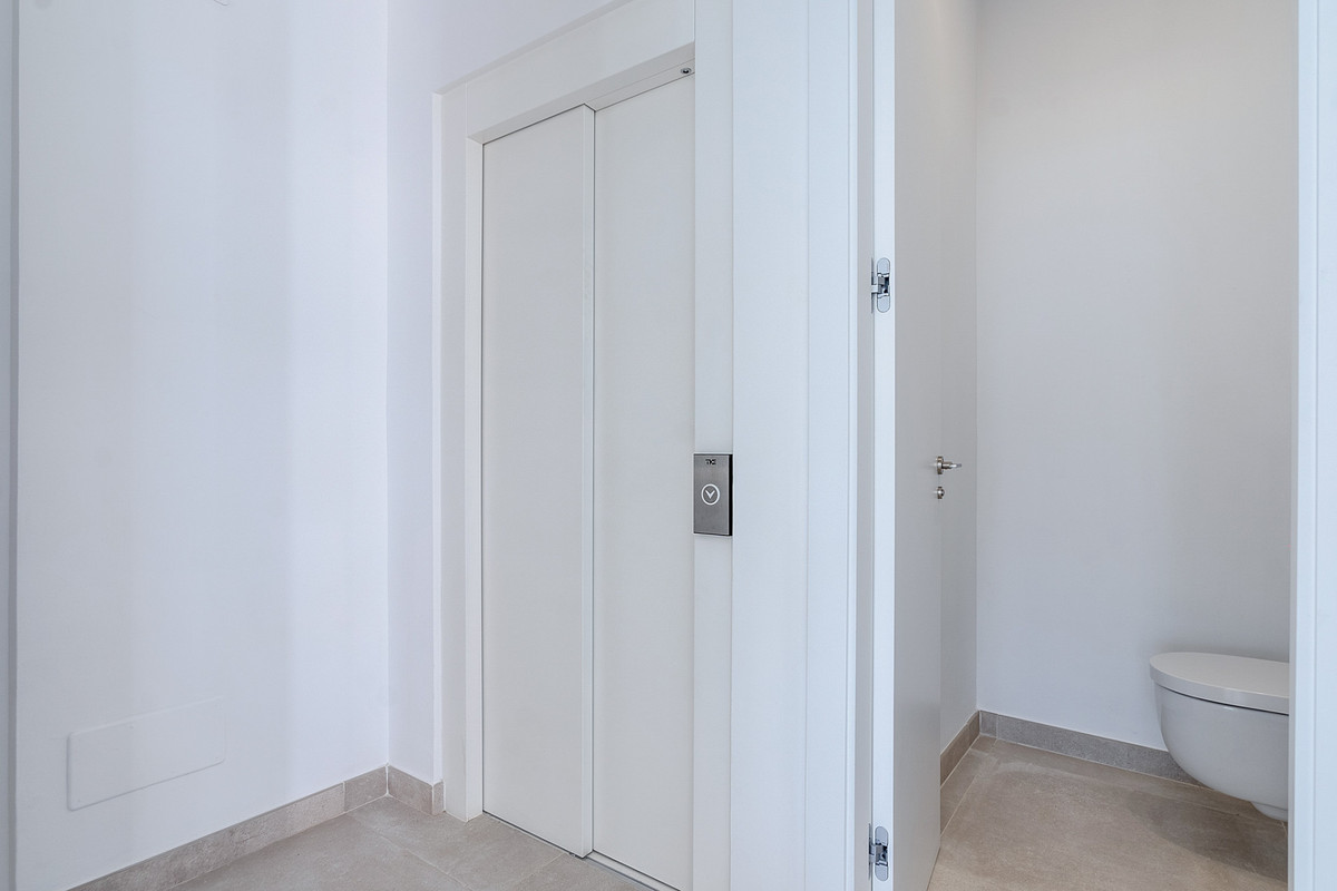 Se vende Villa - Chalet de 4 dormitorios en Costa Del Sol, Málaga, España