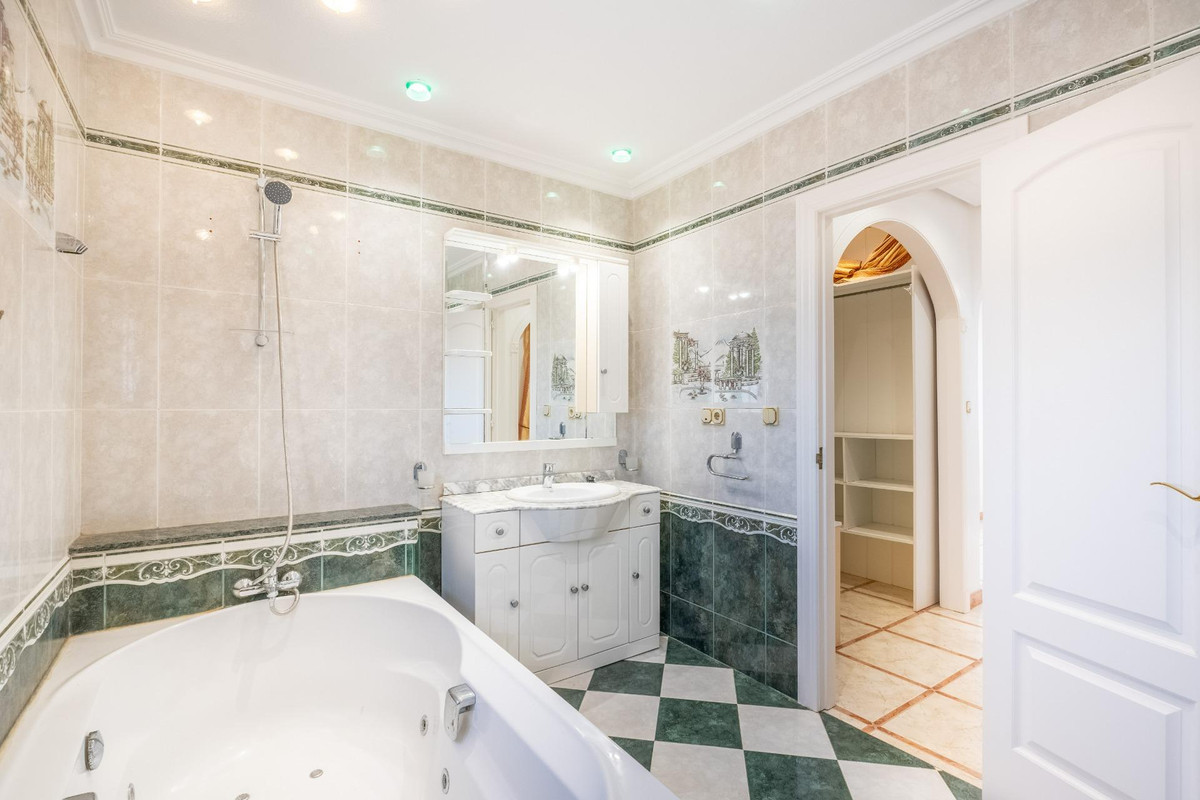 Se vende Villa - Chalet de 6 dormitorios en Costa Blanca, Alicante, España