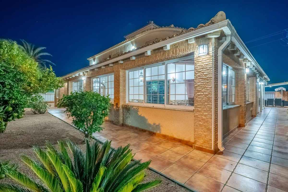 Se vende Villa - Chalet de 6 dormitorios en Costa Blanca, Alicante, España