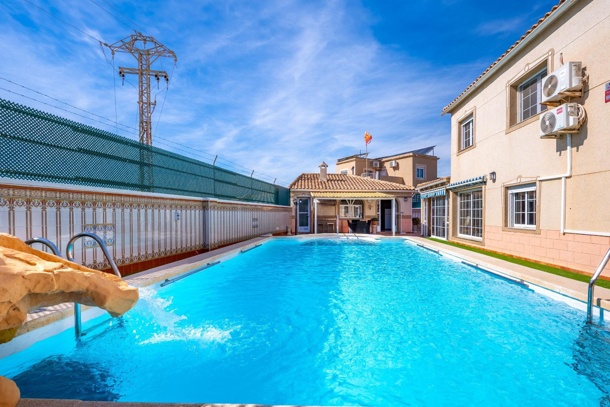 Se vende Villa - Chalet de 6 dormitorios en Costa Blanca, Alicante, España