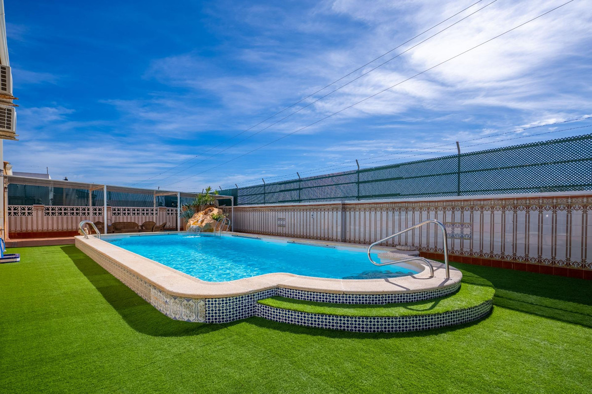 Se vende Villa - Chalet de 6 dormitorios en Costa Blanca, Alicante, España