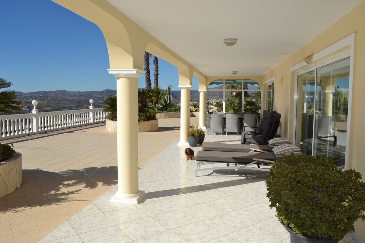 3 Bed Townhouse for sale in Sierrezuela Costa Del Sol, Málaga, Spain