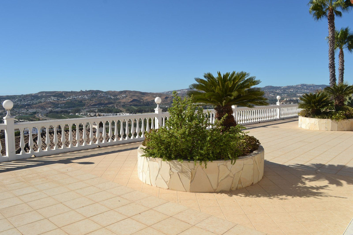 3 Bed Townhouse for sale in Sierrezuela Costa Del Sol, Málaga, Spain