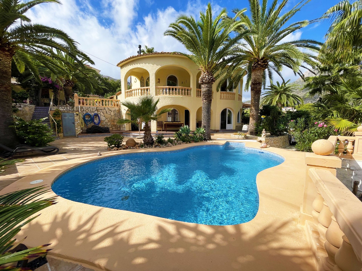 5 Bed Townhouse for sale in Calpe Costa Blanca, Alicante, Spain