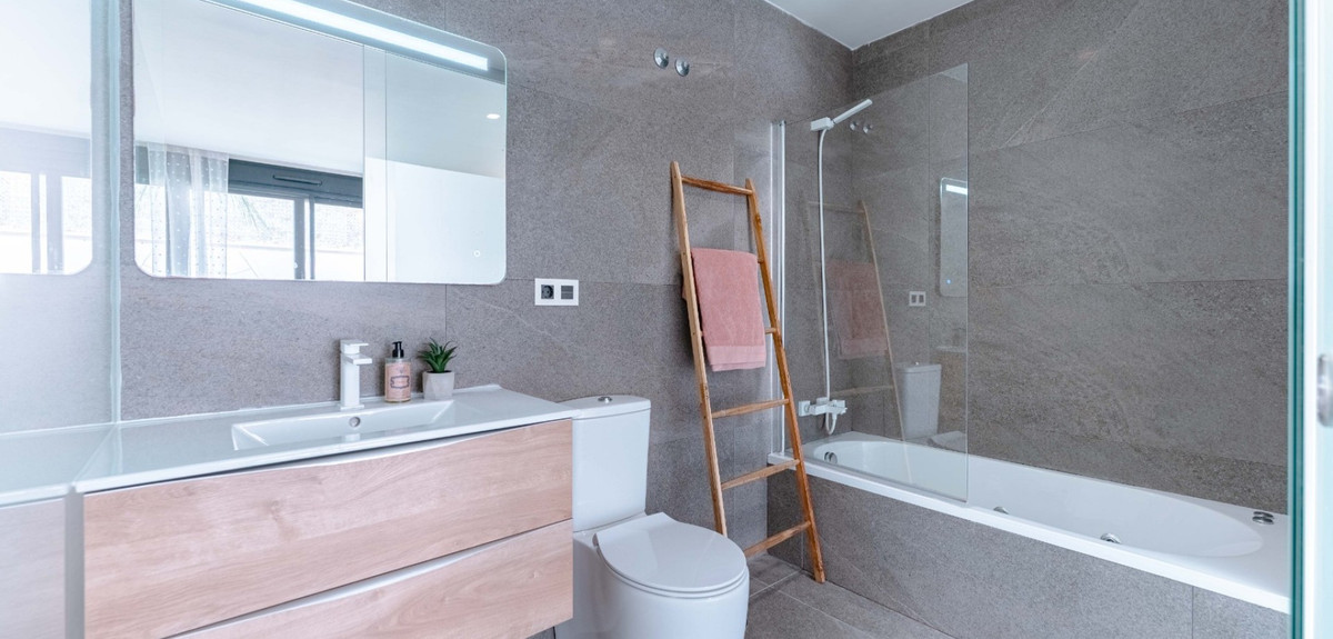 Se vende Villa - Chalet de 5 dormitorios en Costa Blanca, Alicante, España