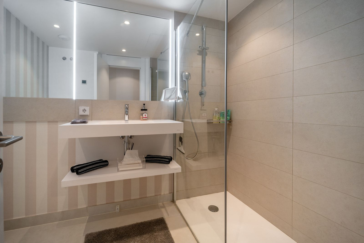 Se vende Apartamento Planta Media de 3 dormitorios en Costa Del Sol, Málaga, España