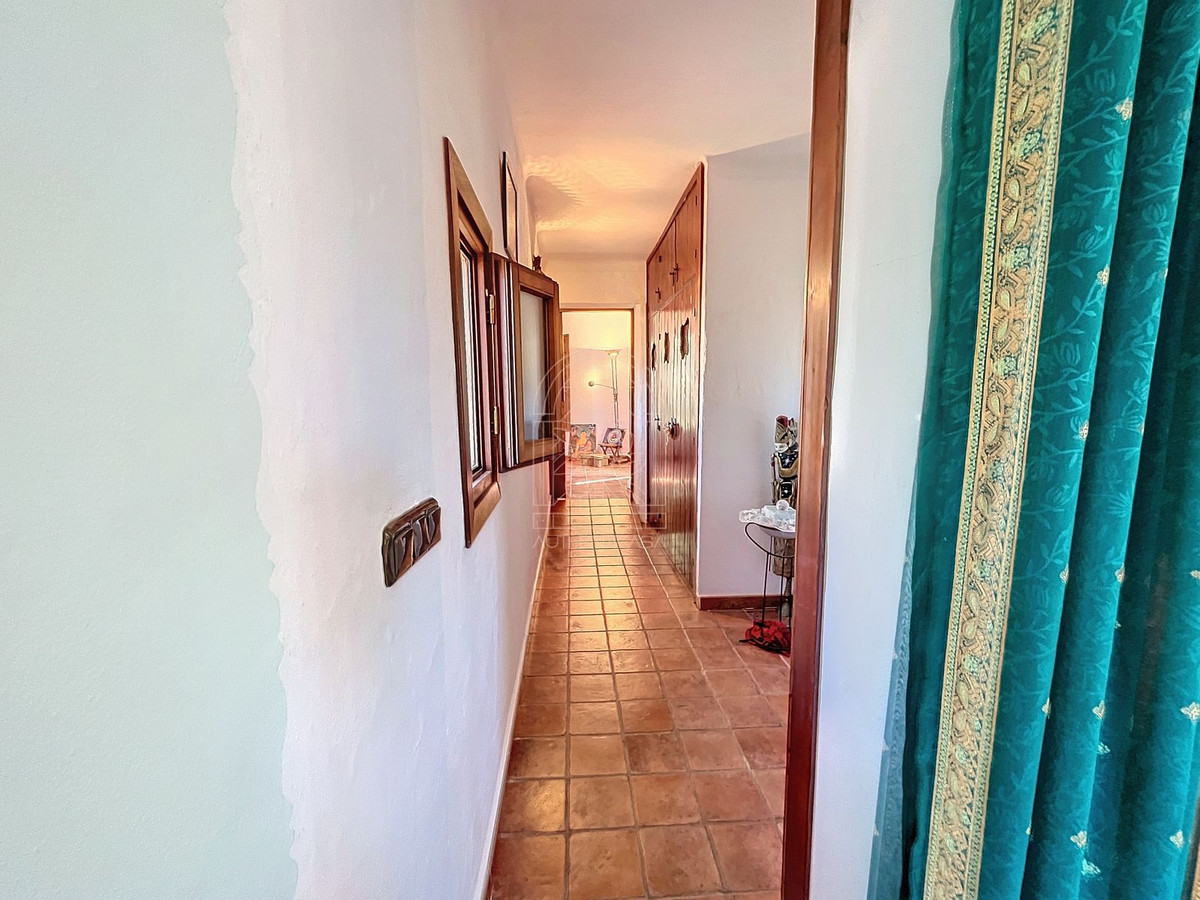 4 Bed Townhouse for sale in Comares Costa Del Sol East, Málaga, Spain