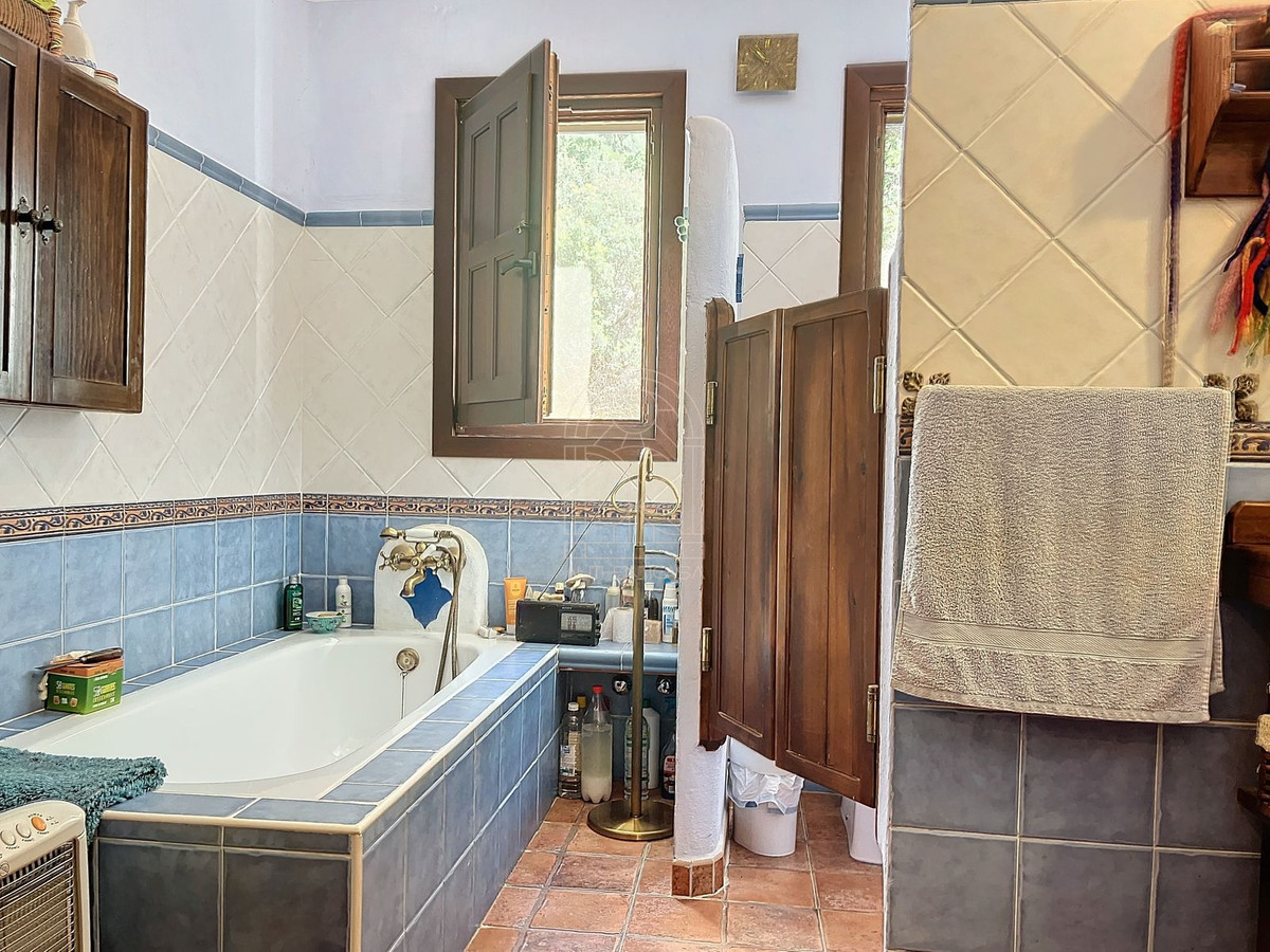 4 Bed Townhouse for sale in Comares Costa Del Sol East, Málaga, Spain