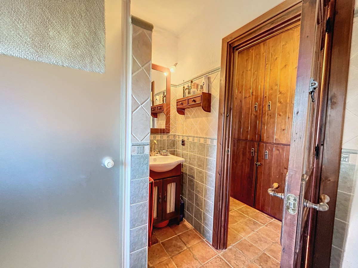 4 Bed Townhouse for sale in Comares Costa Del Sol East, Málaga, Spain