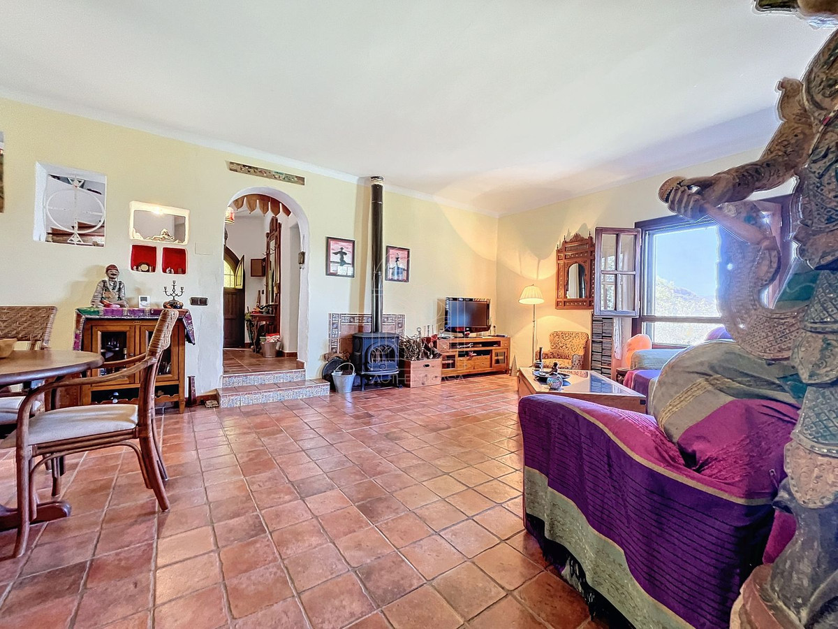 4 Bed Townhouse for sale in Comares Costa Del Sol East, Málaga, Spain