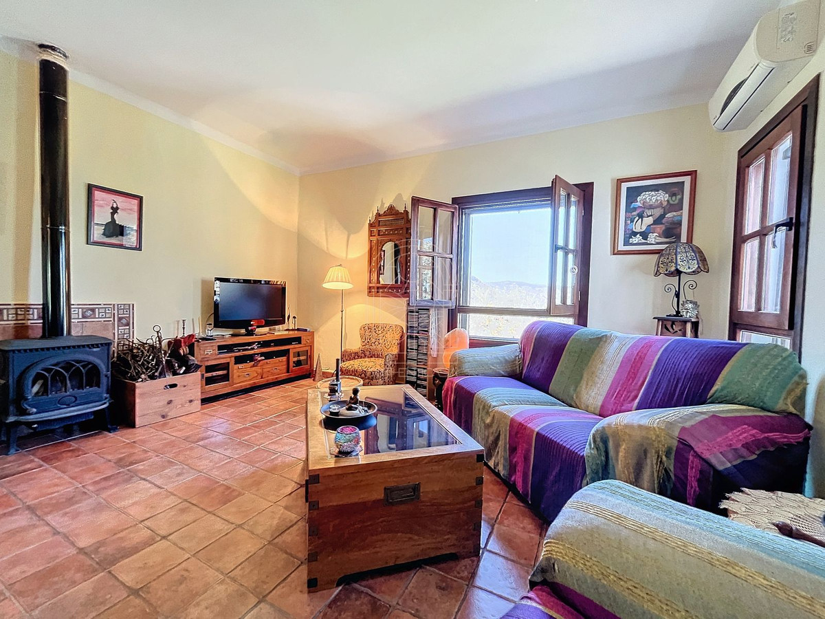 4 Bed Townhouse for sale in Comares Costa Del Sol East, Málaga, Spain