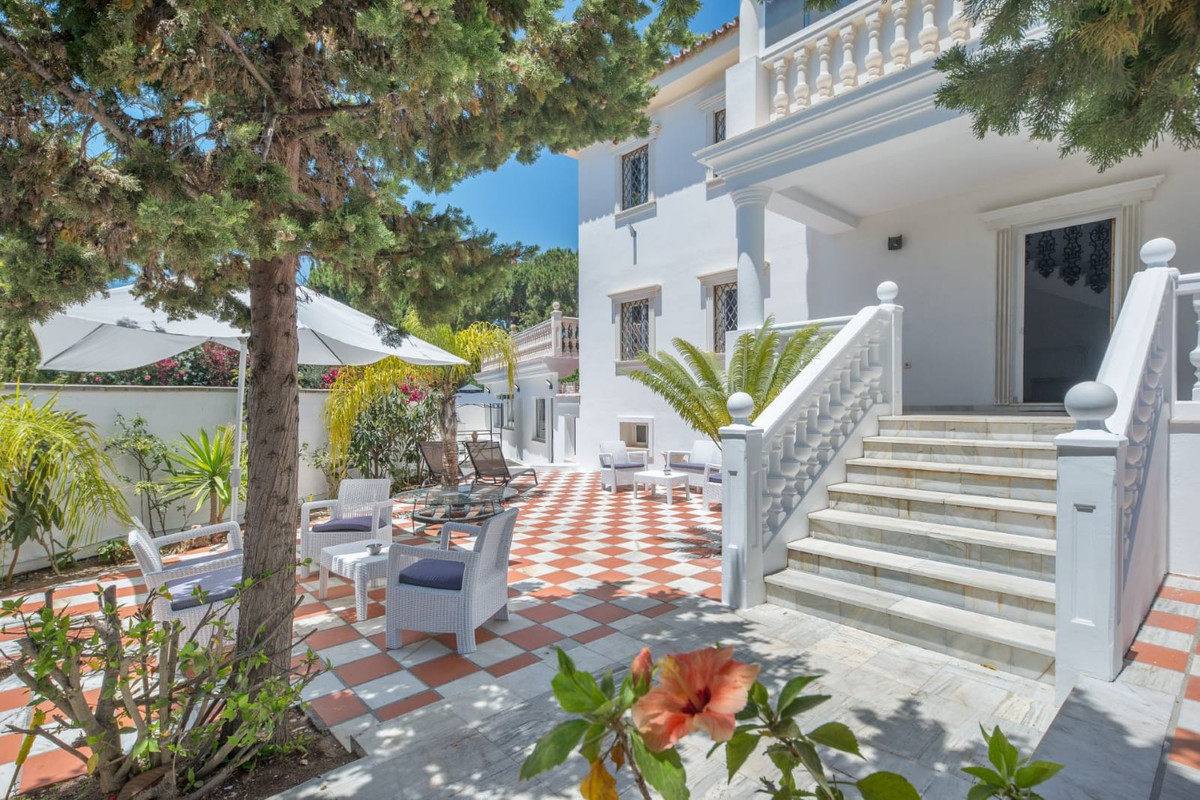 10 Bed Townhouse for sale in Hacienda Las Chapas Costa Del Sol, Málaga, Spain
