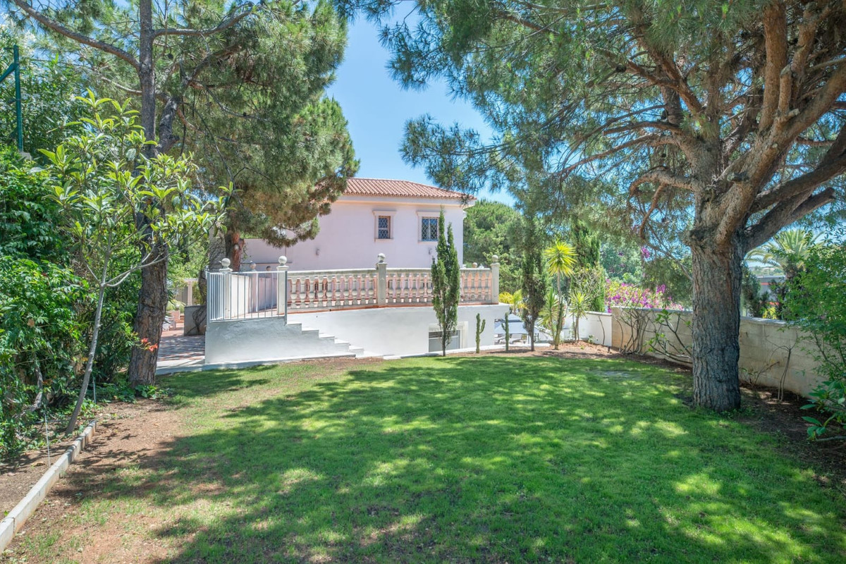 10 Bed Townhouse for sale in Hacienda Las Chapas Costa Del Sol, Málaga, Spain